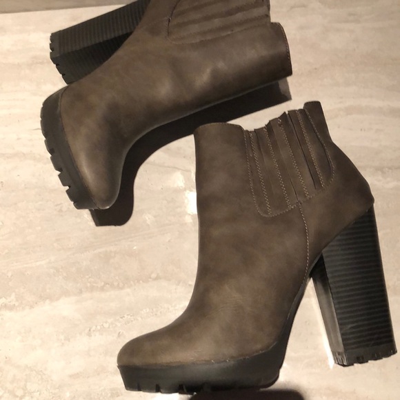 Candies chunky platform ankle lug style booties - Picture 3 of 6